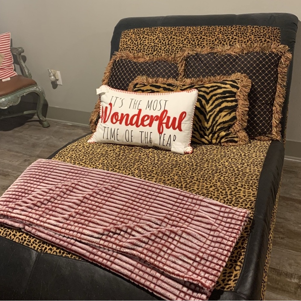 Leopard Print Bedding Set with Pink Throw